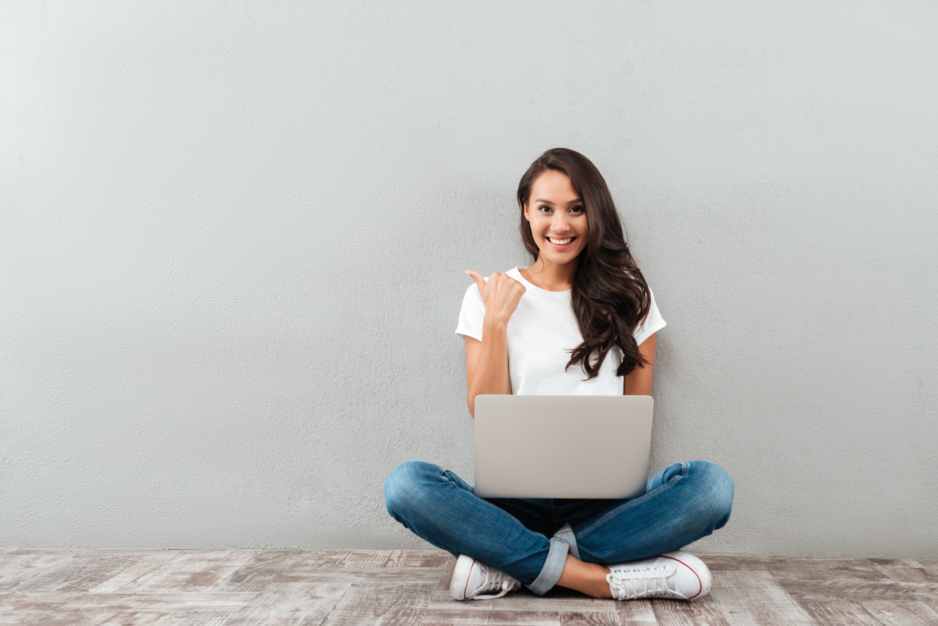 Make Money From Home: Looking for opportunities to work online? Here are 5+ ideas to get you started, including blogging tips, freelancing, and more! Work from home opportunities are out there!